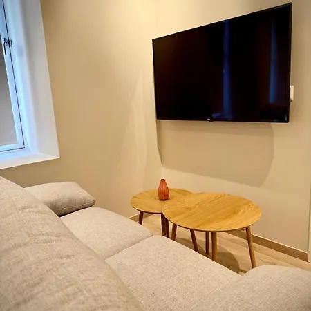 Bright & Cozy - Location *